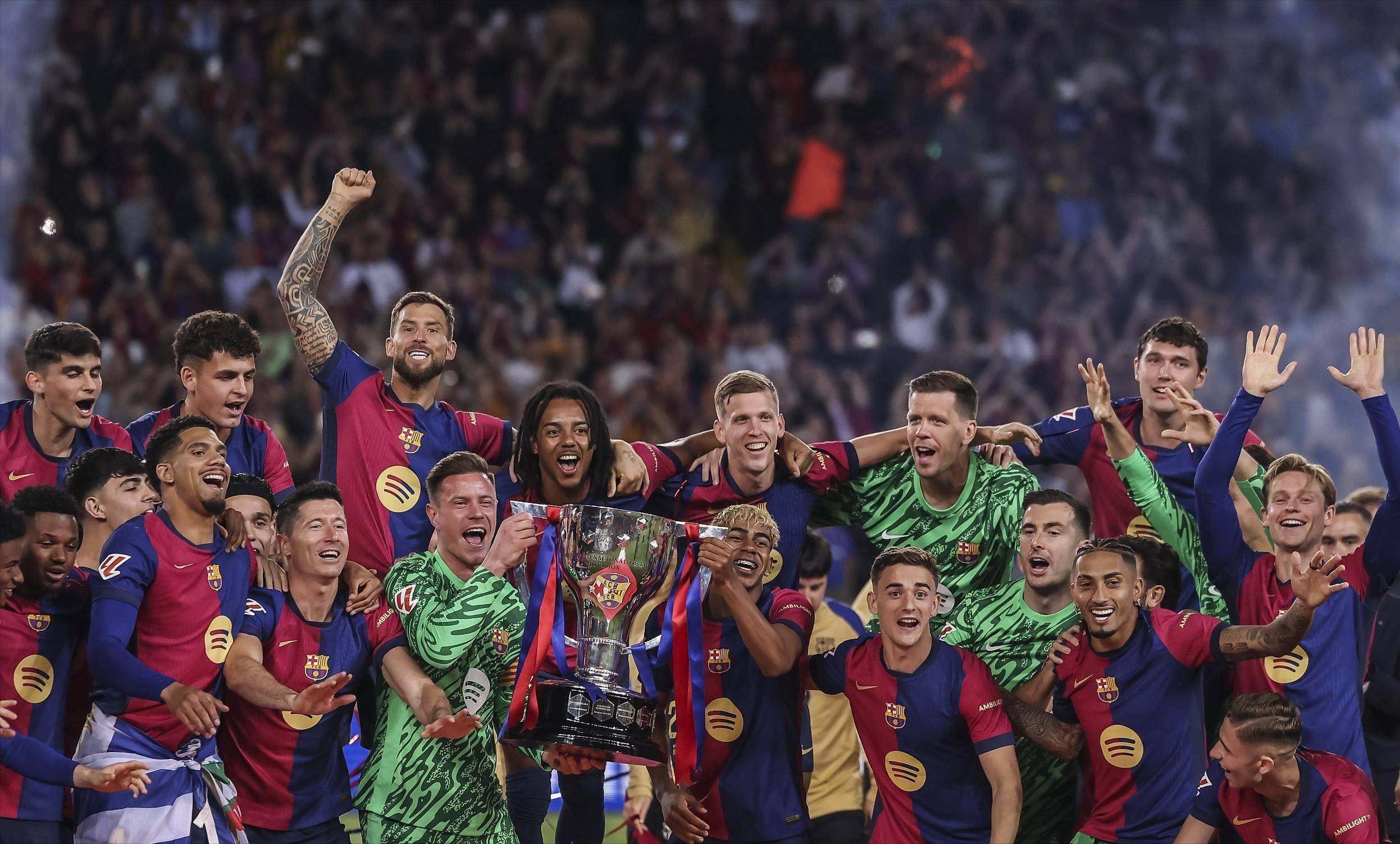 有些事情总要有人做，麦卡利斯特进球后“致敬”阿诺德（总有人要做这件事：麦卡利斯特破门后向阿诺德致意）