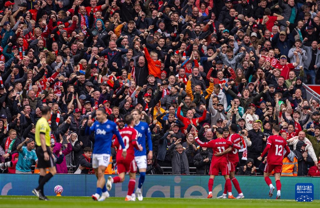 巴萨在回归诺坎普公开训练时，球场周围还架着很多塔吊（巴萨重回诺坎普开放训练，场馆周边塔吊林立）