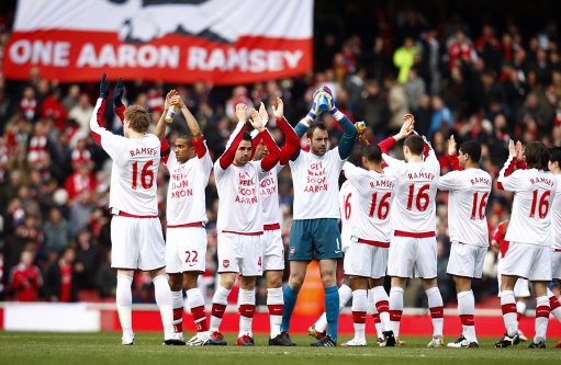 斯洛特：我们没有可用的边锋，派出两名9号球员是合乎逻辑的（斯洛特：边锋无人可用，安排双9号合情合理）