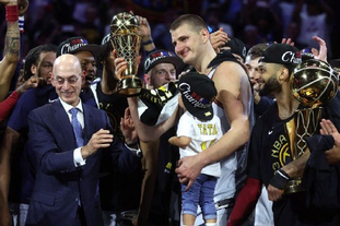 阿圭罗：阿根廷能赢2026世界杯；梅西是巴萨队史最重要的球员（阿圭罗：看好阿根廷夺得2026年世界杯，梅西是巴萨史上最重要的球员）