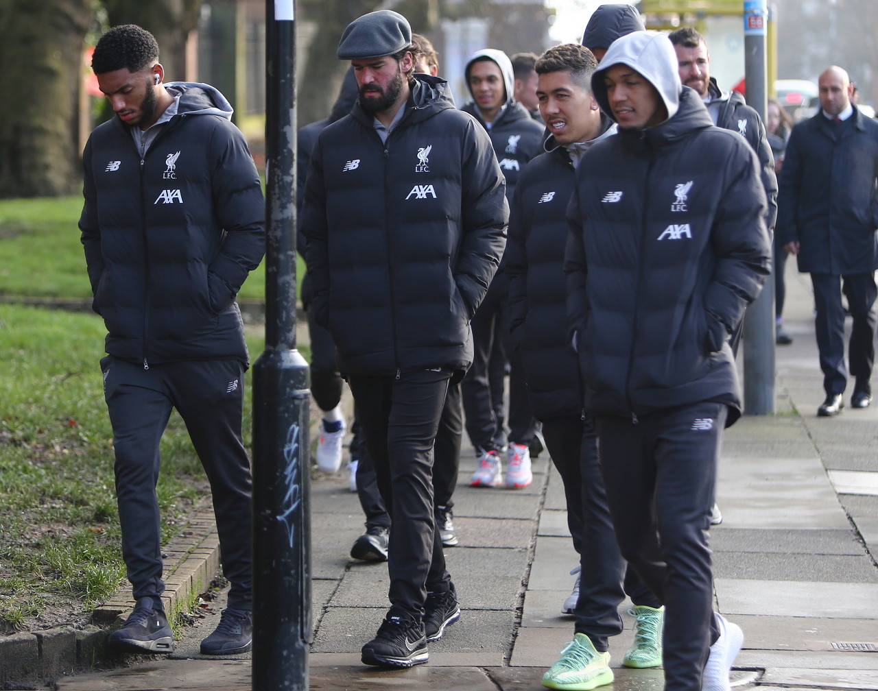 孔蒂再遭打击，佩杜拉：霍伊伦因右大腿股二头肌受伤而下场（孔蒂再遇打击，佩杜拉：霍伊伦右大腿股二头肌受伤被迫退场）
