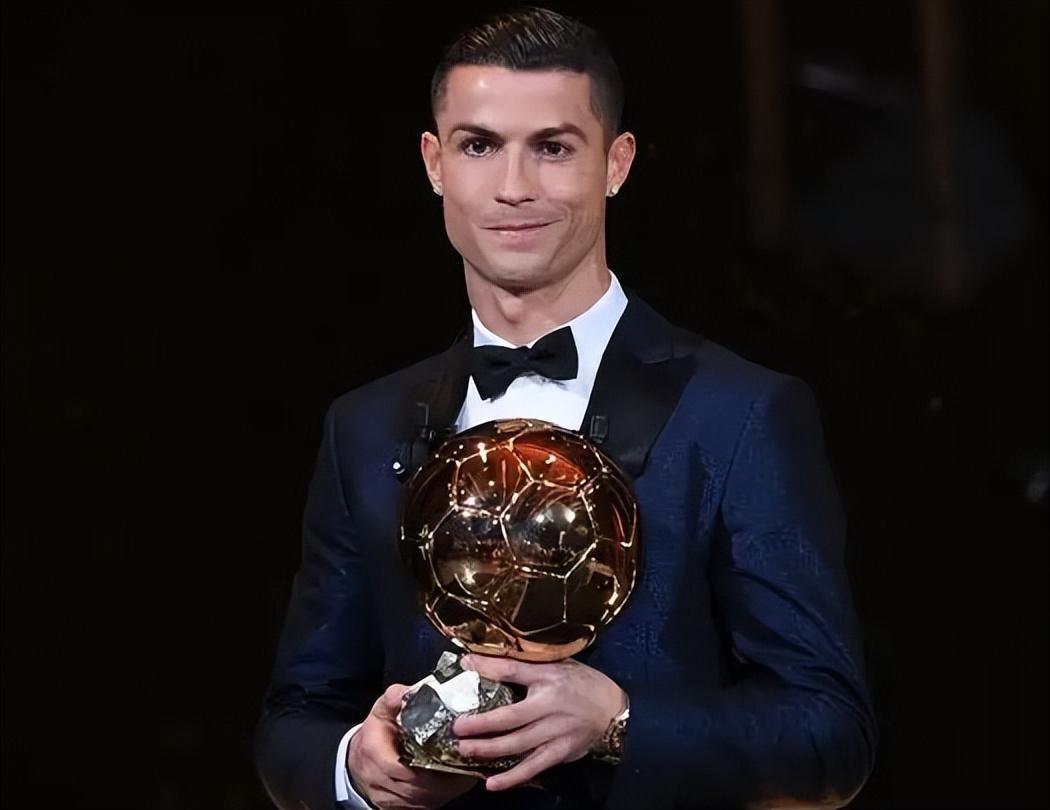 吕文君庆祝夺冠：是海港的三连冠，更是上海的三连冠（吕文君：不仅是海港三连冠，也是上海的三连冠）